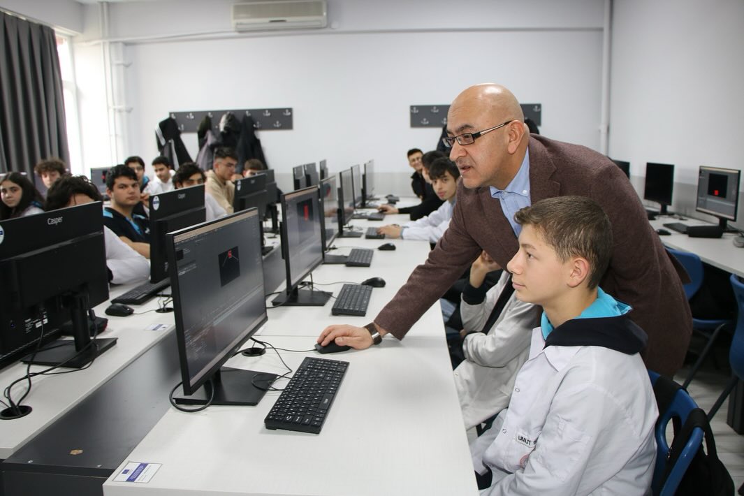 Murat Cahid Cıngı, Hürriyet Endüstri Meslek ve Teknik Lisesi'nde mesleki eğitimin önemini vurguladı.