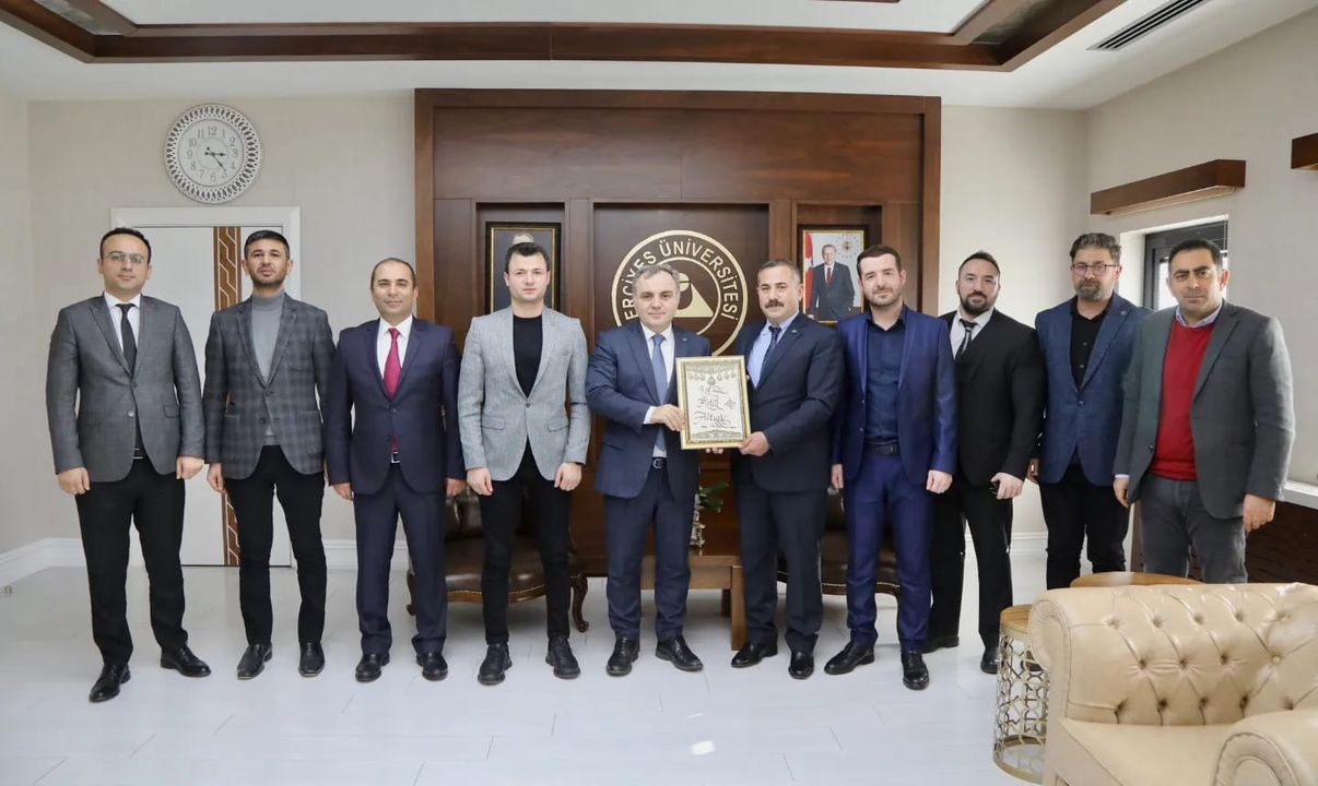 Erciyes Üniversitesi Rektörü, akademik başarıları ve iş birliği için önemli bir görüşme gerçekleştirdi.