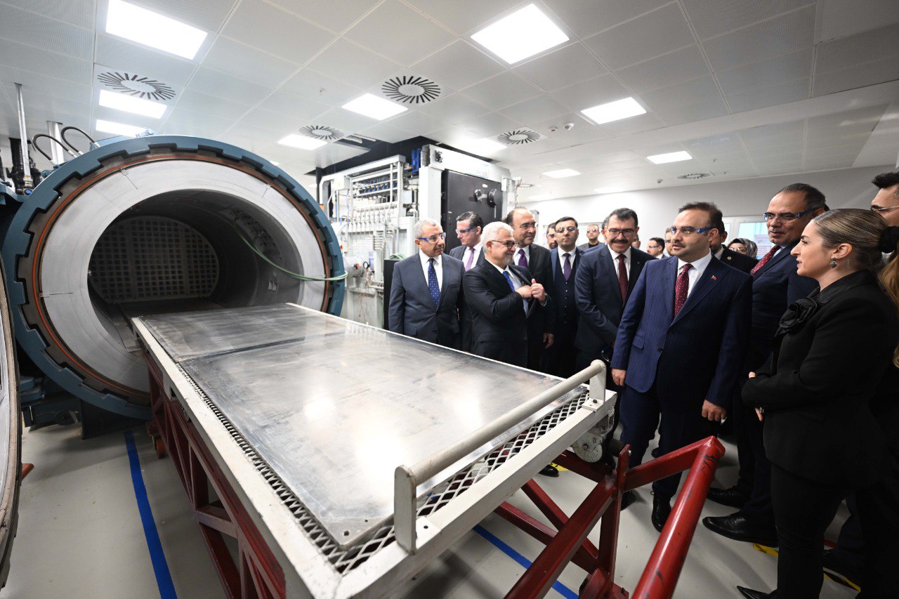 Sanayi ve Teknoloji Bakanlığı, Kordsa Sürdürülebilir İleri Malzemeler Laboratuvarı'nın açılışını gerçekleştirdi.