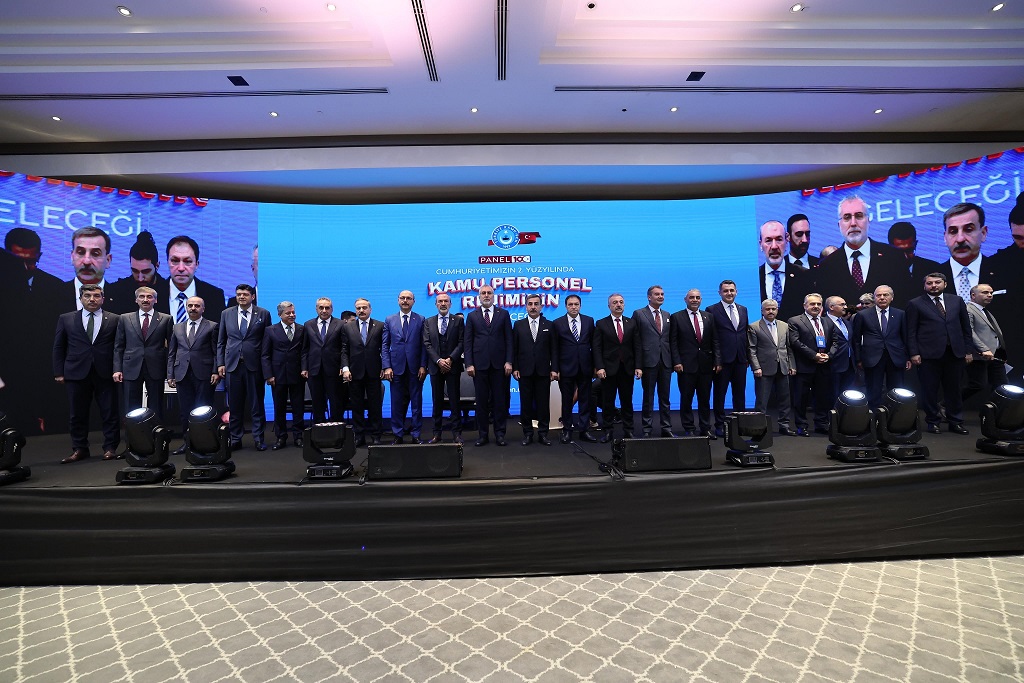 Çalışma Bakanı Vedat Işıkhan, Kamu-Sen ile yapılan toplantıda çalışma hayatındaki gelişmeleri paylaştı. Başkanı rahmetle anarak teröre geçit vermeyeceklerinin altını çizen Bakan Işıkhan, memurların ve emeklilerin maaşına artış yapılacağını duyurdu. Yeni a
