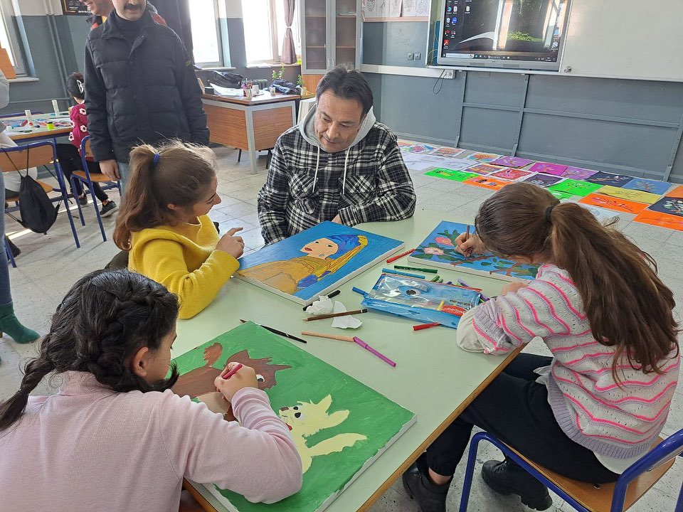 Kayseri'de İl Millî Eğitim Müdürü, Erva Sanat Okulları'ndaki resim kursunu ziyaret etti. Sanat eğitimine destek ve çocukların özgün eserleri vurgulandı.
