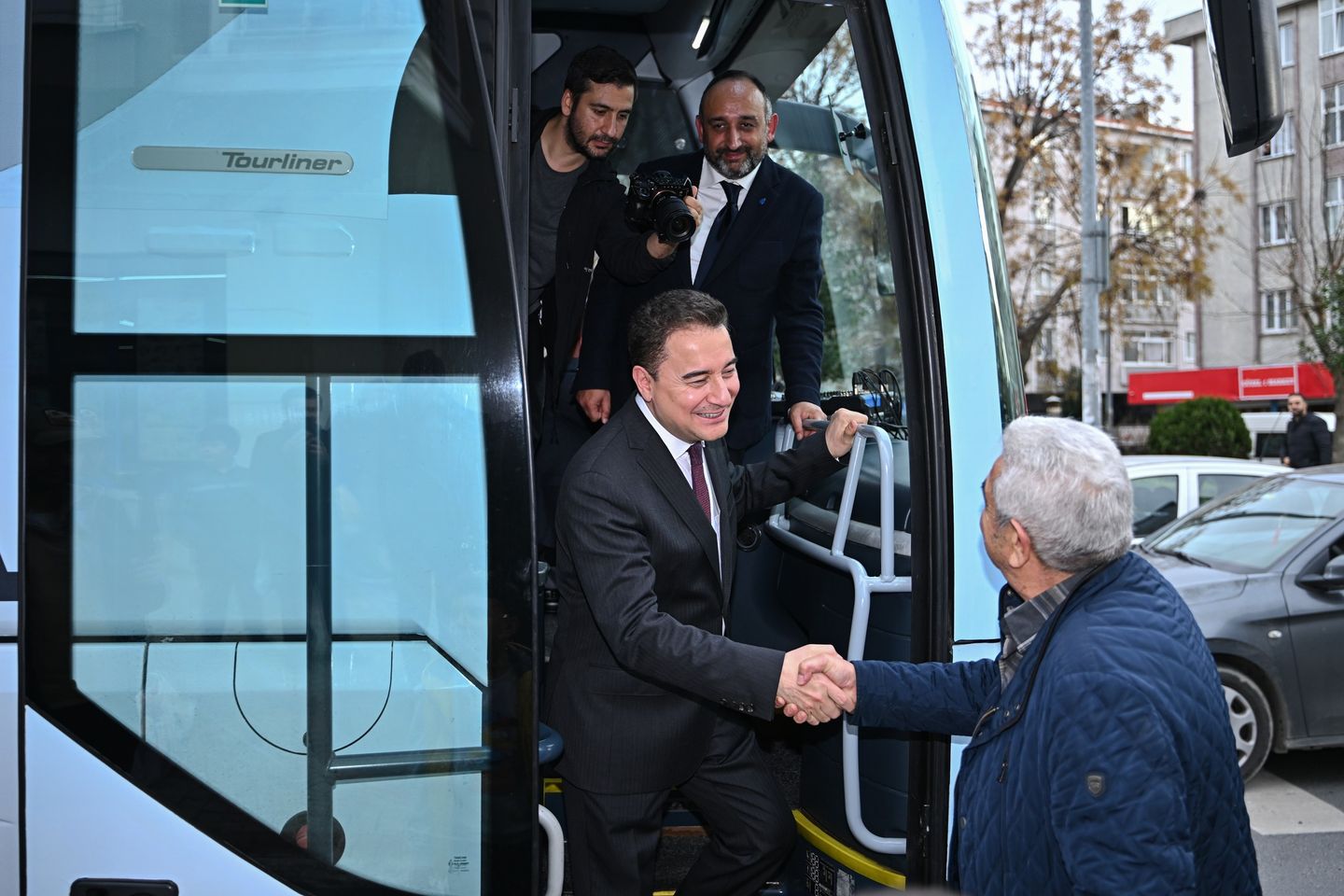 Deva Partisi Avcılar Belediye Başkan Adayı Erkan Uzun, Halkla Buluştu