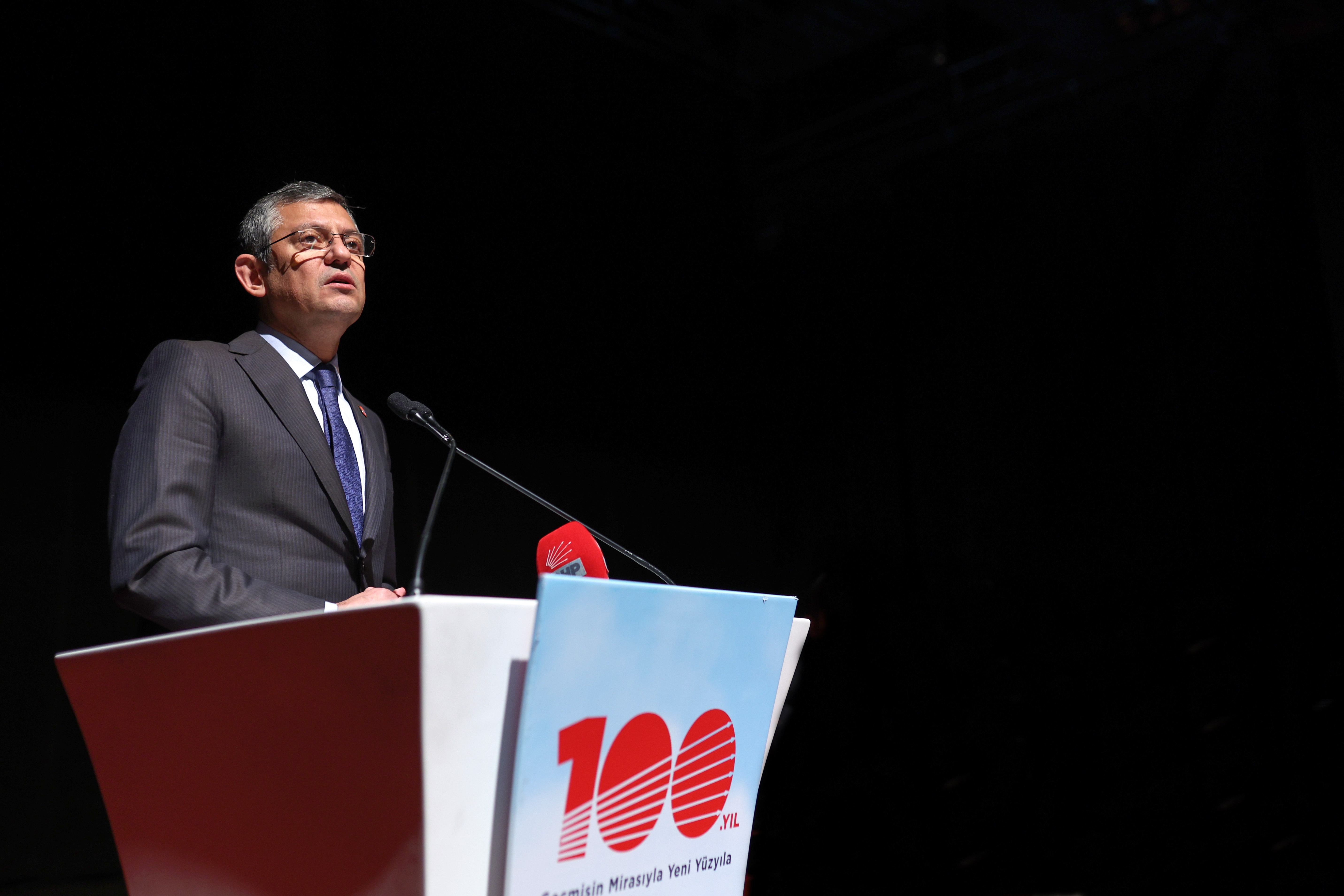 Samandağ Depremzedelerine Yeni Bir Felaket: Yangın! 4 Yaşındaki İsacan ve 1 Yaşındaki Doğa Hayatını Kaybetti! CHP Genel Başkanı Özgür Özel İktidarı Suçladı!
