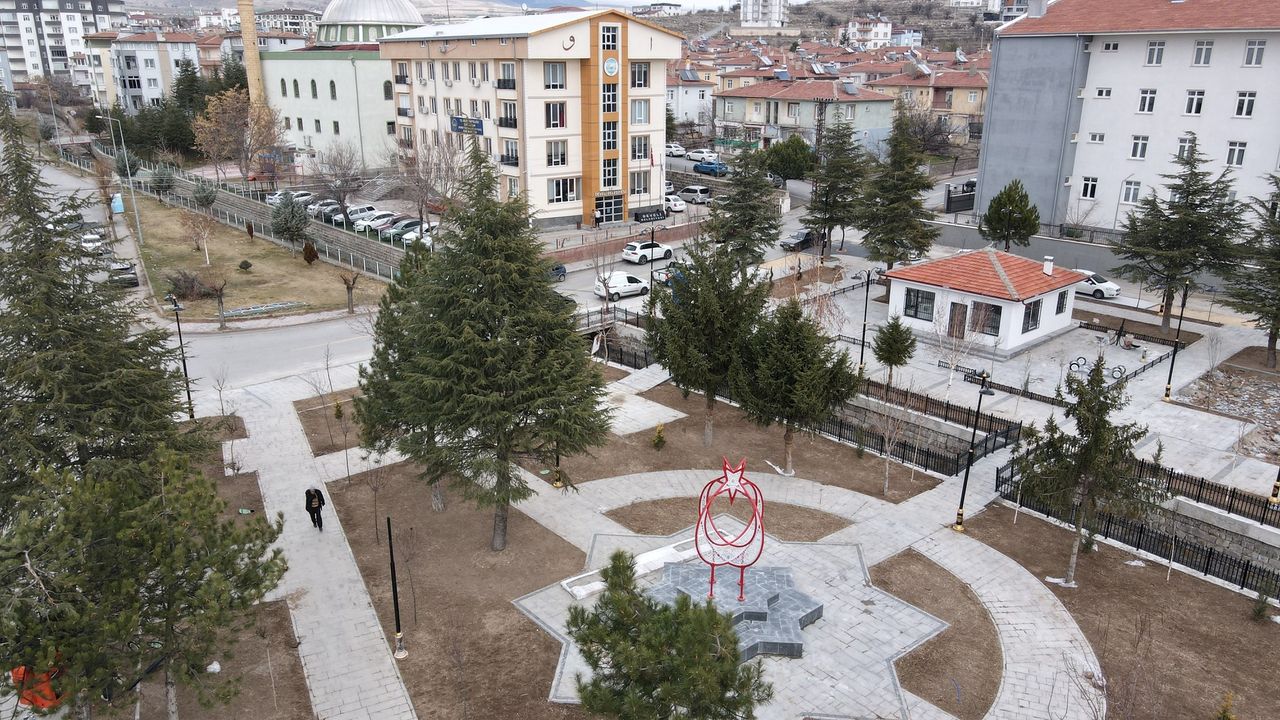 Develi Belediyesi, Alparslan Türkeş Parkı'nın Yenileme Çalışmalarını Tamamlıyor.