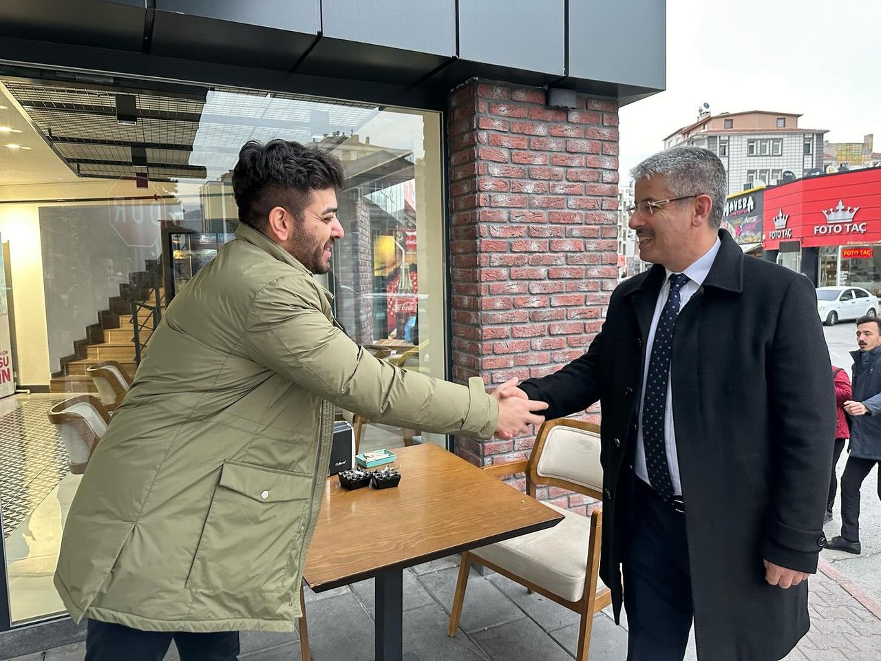 AK Parti Kayseri Milletvekili Şaban Çopuroğlu, Hunat Mahallesi'nde esnaf ziyareti gerçekleştirdi.