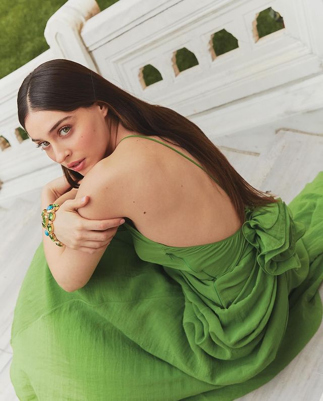Cemre Baysel, moda dergisi için gerçek bir prenses gibi kamera karşısına geçti