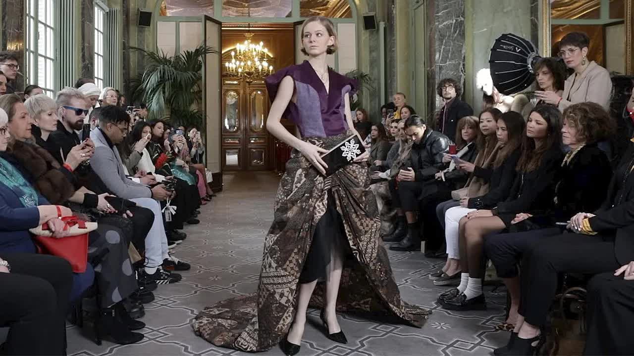 S.M.L, Yeni Sezon Koleksiyonunu Paris Moda Haftası'nda Tanıttı.