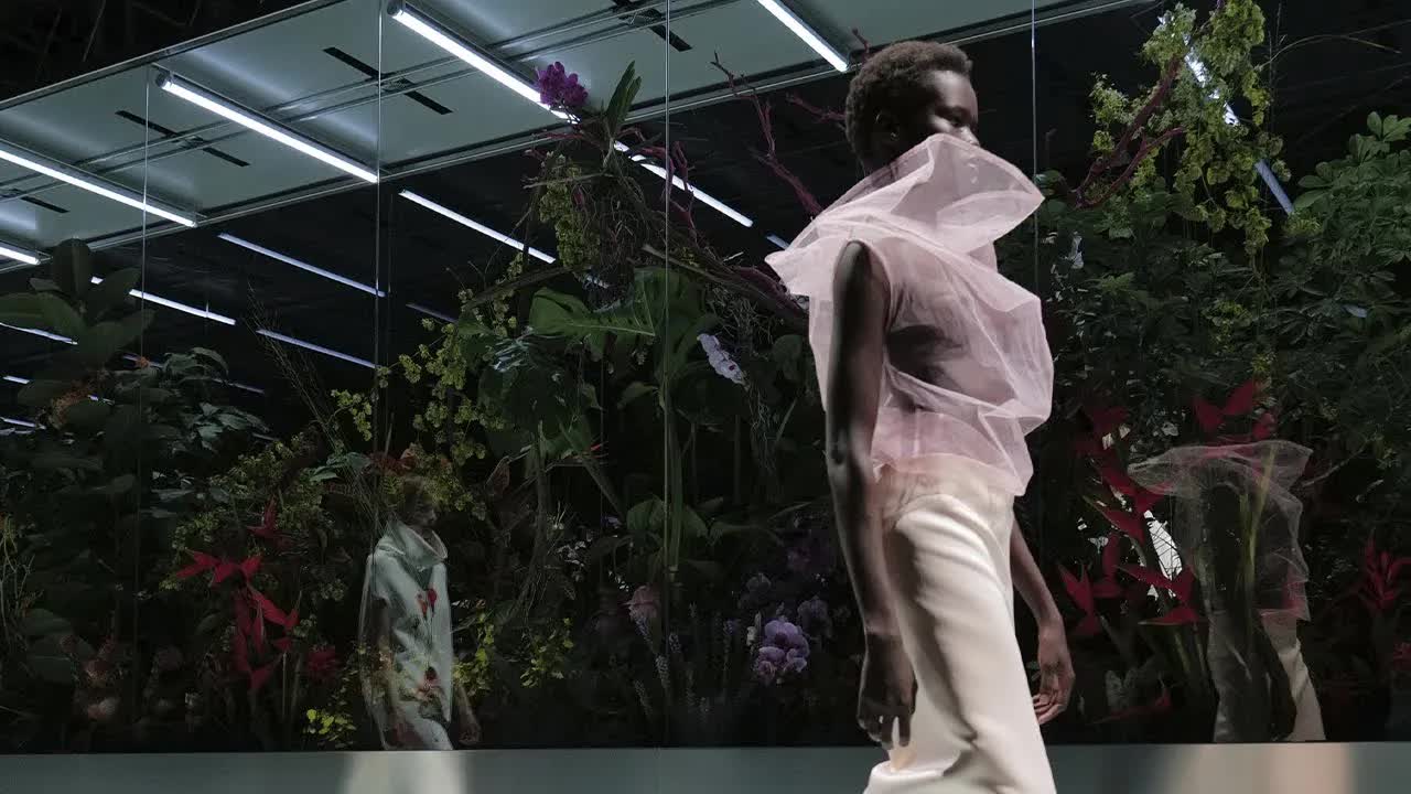 Sportmax, İlkbahar Yaz 2024 koleksiyonunu Milan Moda Haftası'nda etkileyici bir moda gösterisi ile tanıttı.
