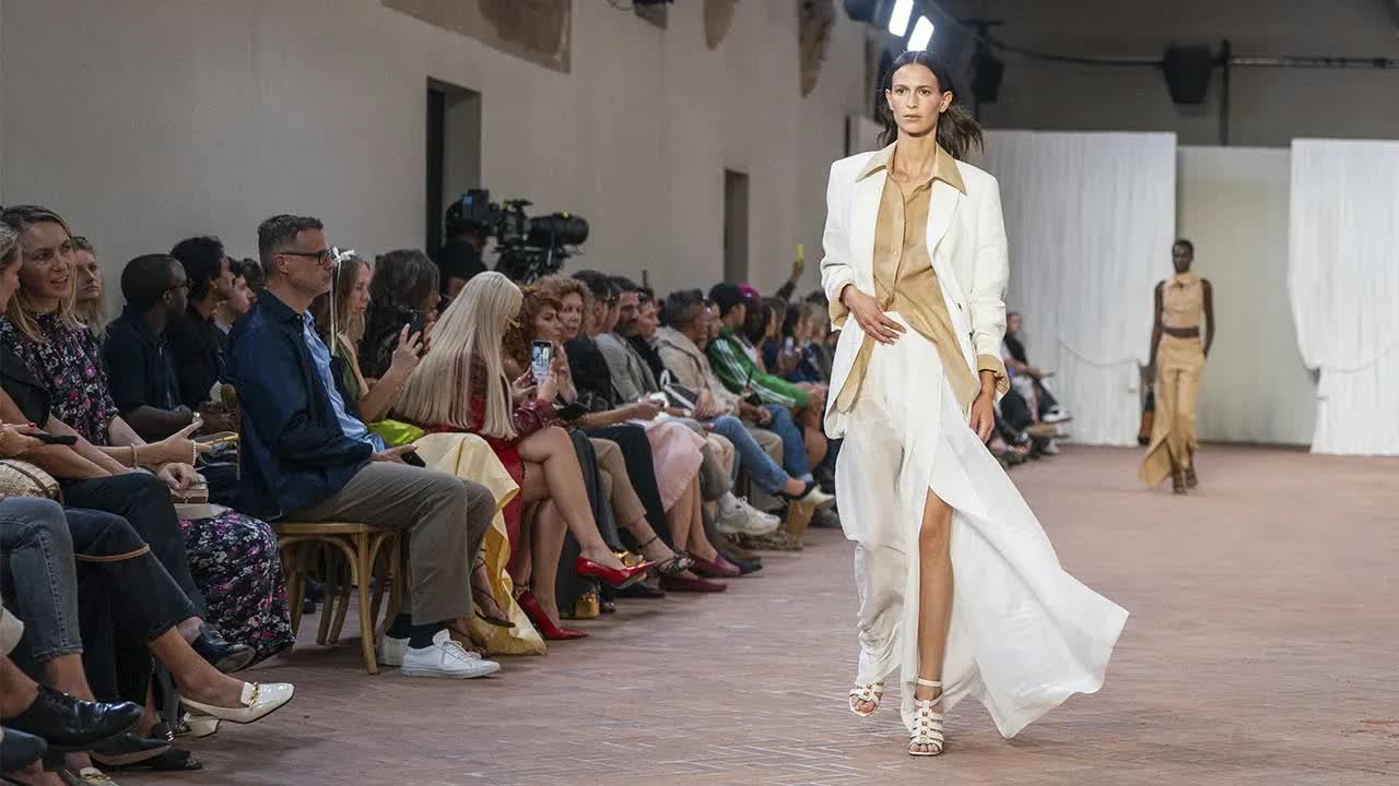 Alberta Ferretti'nin 2024 İlkbahar/Yaz koleksiyonu göz kamaştırdı
