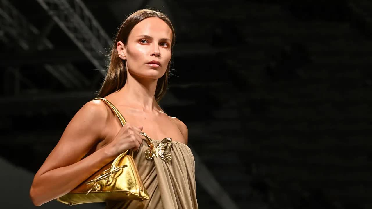 Blumarine, Nicola Brognano'nun liderliğinde göz kamaştıran bir moda şovuyla 2024 İlkbahar/Yaz koleksiyonunu tanıttı