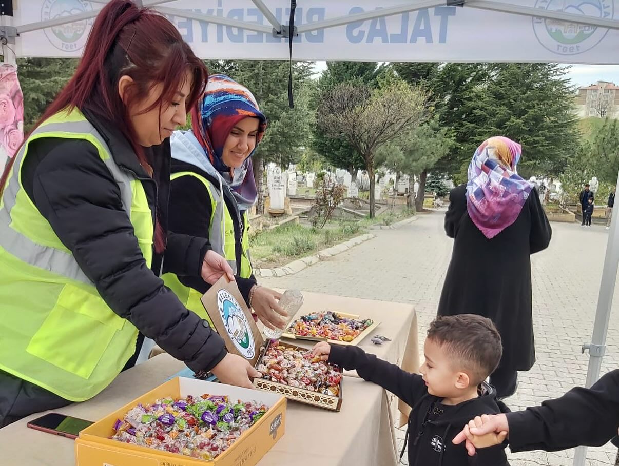 Talas Belediyesi, Arefe Günü'nde Mezarlık Ziyaretine Özel İkramlar Sundu