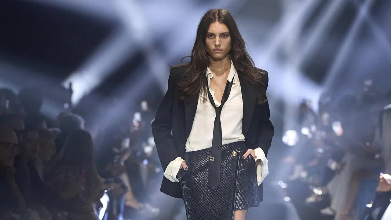 Elisabetta Franchi, 2024 İlkbahar/Yaz koleksiyonunu Milano Moda Haftası'nda büyüleyici bir defileyle tanıttı.