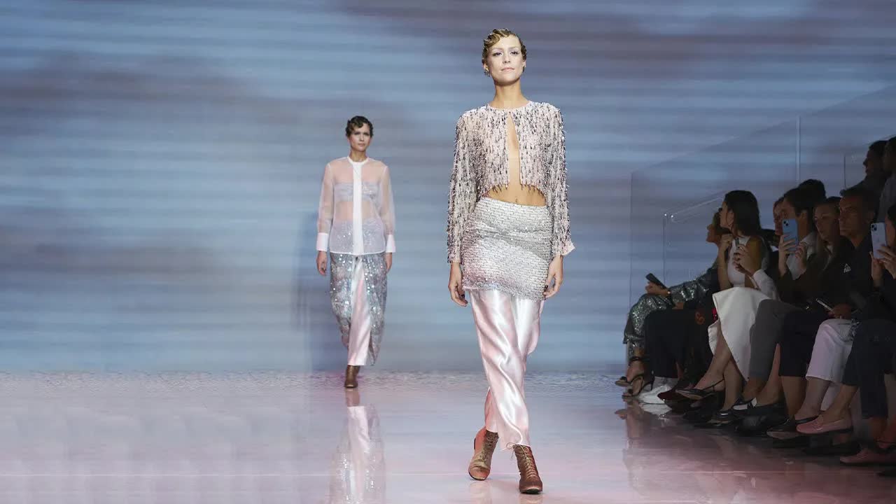 Giorgio Armani'nin 2024 İlkbahar/Yaz koleksiyonu büyüledi