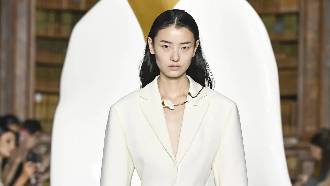 Giada, Milano Moda Haftası'nda 2024 İlkbahar/Yaz Koleksiyonunu görkemli bir gösteriyle sergiledi.