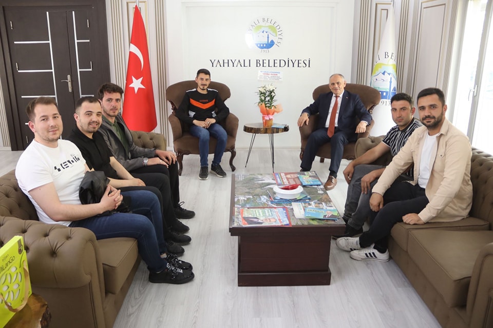 Belediye Başkanı Gençlerin Ziyaretinden Memnuniyet Duydu
