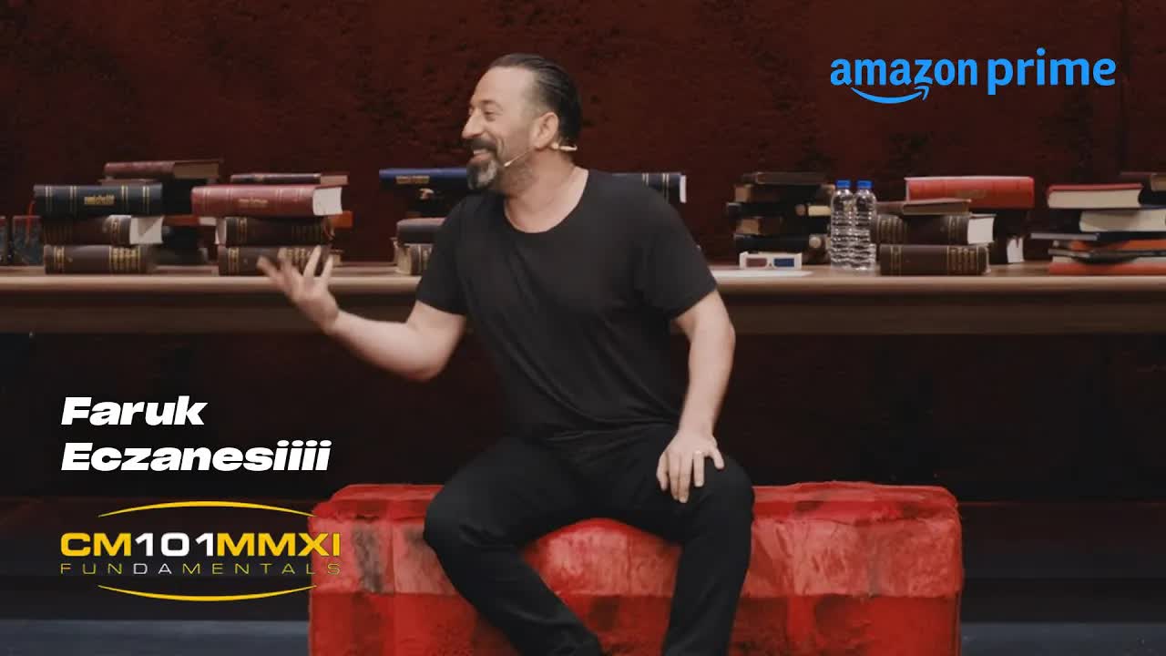 Cem Yılmaz'ın CM101MMXI FUNDAMENTALS Gösterisi, Hayatın Detaylarını Mizahla Buluşturuyor