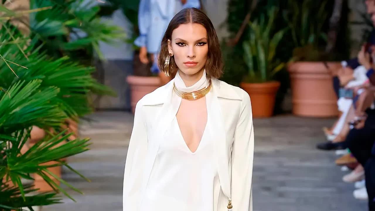 Luisa Spagnoli, Milano Moda Haftası'nda etkileyici bir defileyle 2024 İlkbahar/Yaz koleksiyonunu tanıttı.