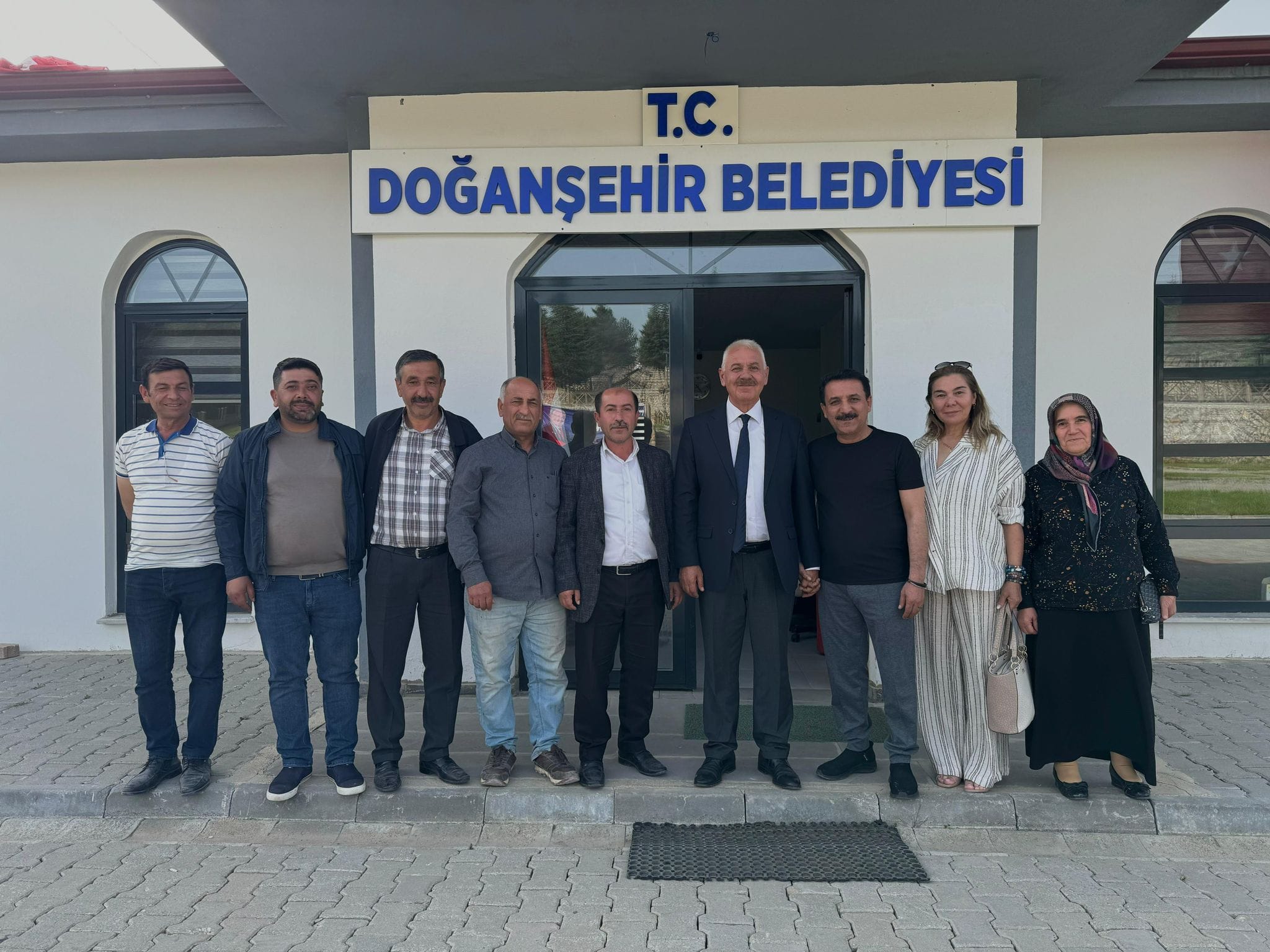 Tanınmış Sanatçı Latif Doğan ve Eşi, Belediye Başkanını Ziyaret Etti