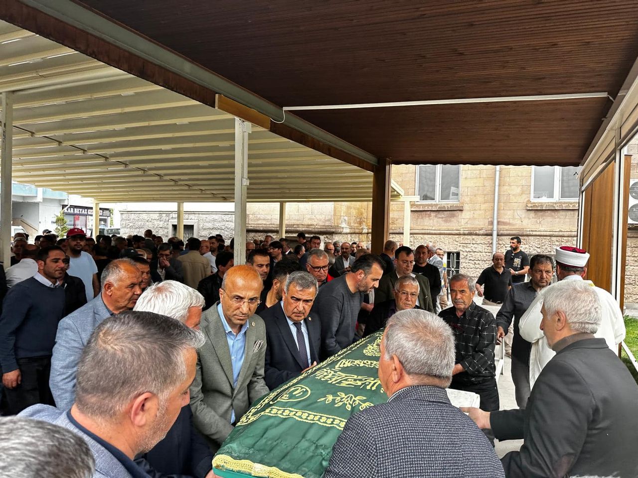 CHP Kayseri İl Teşkilatı, Cuma Arık'ın Cenaze Törenine Katıldı