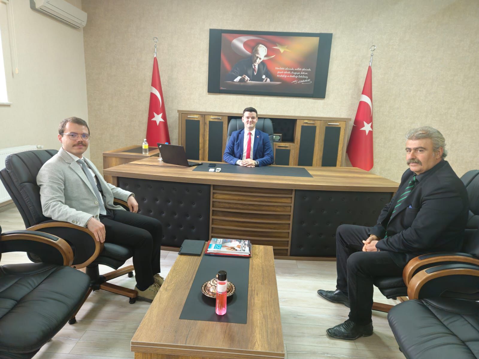 Sn. Kaymakamımız İbrahim CESUR'a Hekimhan İlçe Halk Kütüphanesi Personelleri Tarafından Hayırlı Olsun Ziyareti Gerçekleştirildi.
