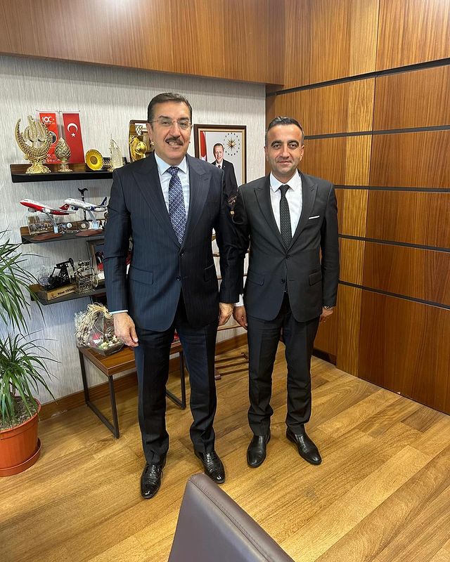 AK Parti'li Belediye Başkanı Görüşme Esnasında Ziyaretçiler Arasında