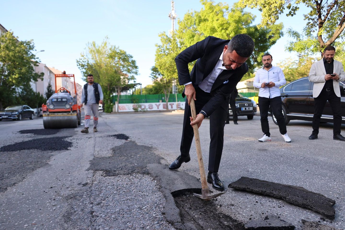 Başkan Arı, yerel mahalle ziyaretlerine devam ediyor