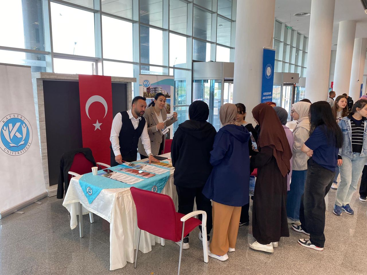 Üniversite Tanıtım Fuarı Büyük İlgi Gördü