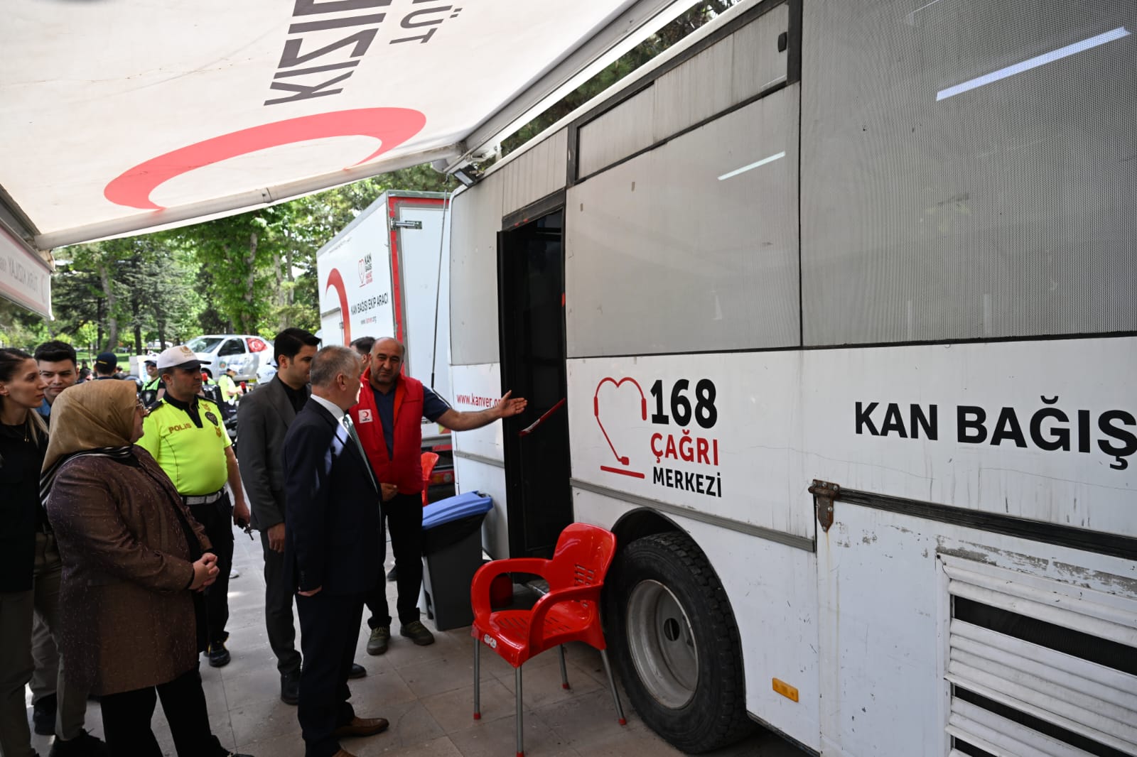 Vali Ersin Yazıcı Kan Bağışı Standını Ziyaret Etti