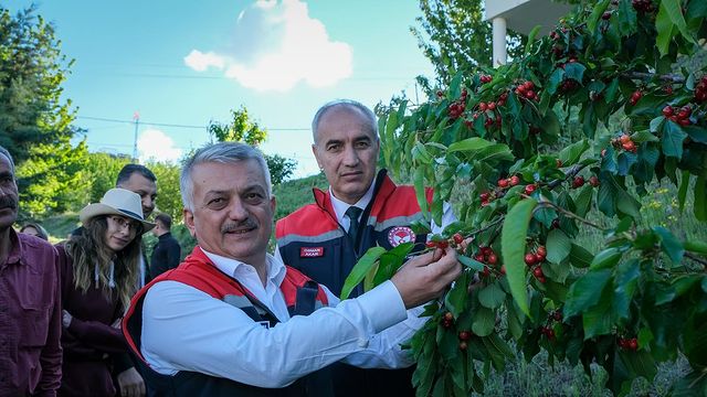 Malatya Valisi ve İl Tarım Müdürü Kiraz Üreticisi Doğan Solmaz'ı Ziyaret Etti