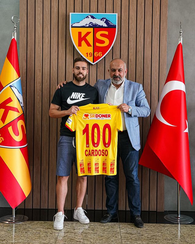 Kayserispor Başkanı Ali Çamlı, Miguel Cardoso'ya 100. Maçında Özel Bir Hediye Verdi