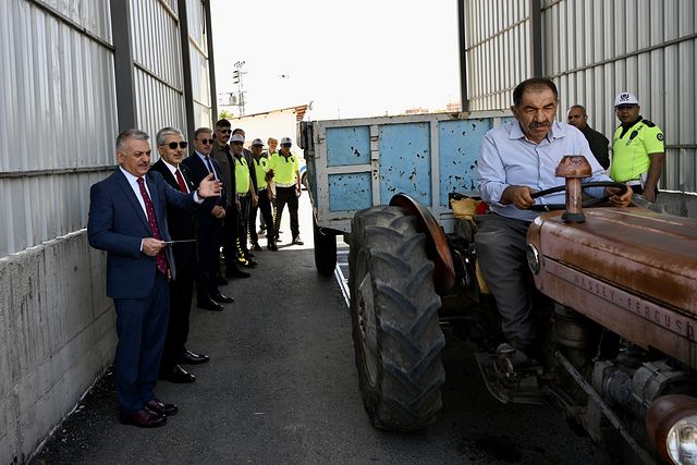 Malatya'da Traktör Sürücülerine Reflektör Dağıtıldı