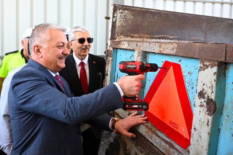 Vali Ersin Yazıcı, Traktör Sürücülerine Reflektör Dağıttı