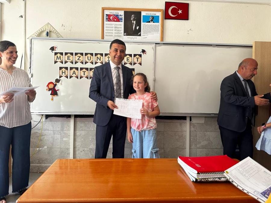 Kaymakamımız Sayın Aziz GÖLBAŞI, Bahçelievler 100. Yıl İlkokulu'nda Karne Dağıtım Törenine Katıldı