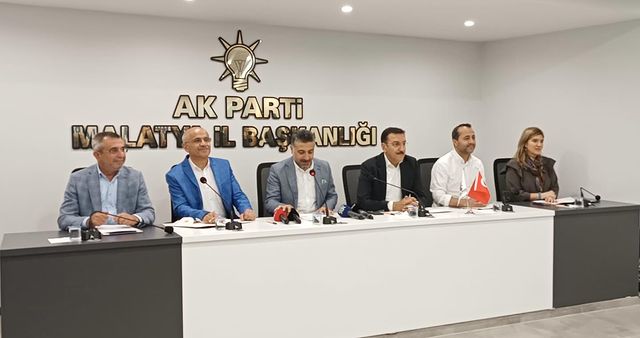 AK Parti Milletvekilleri ve Belediye Başkanı Basın Toplantısında Bir Araya Geldi