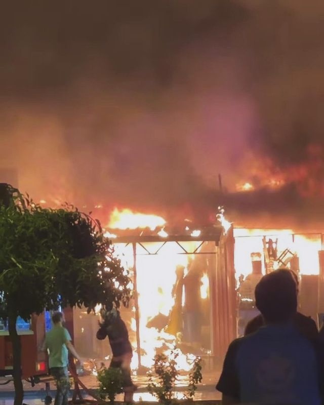 AK Parti Milletvekili Bülent Tüfenkci, Malatya Sanayi Sitesi'nde çıkan yangın sonrası vatandaşlara destek sözü verdi