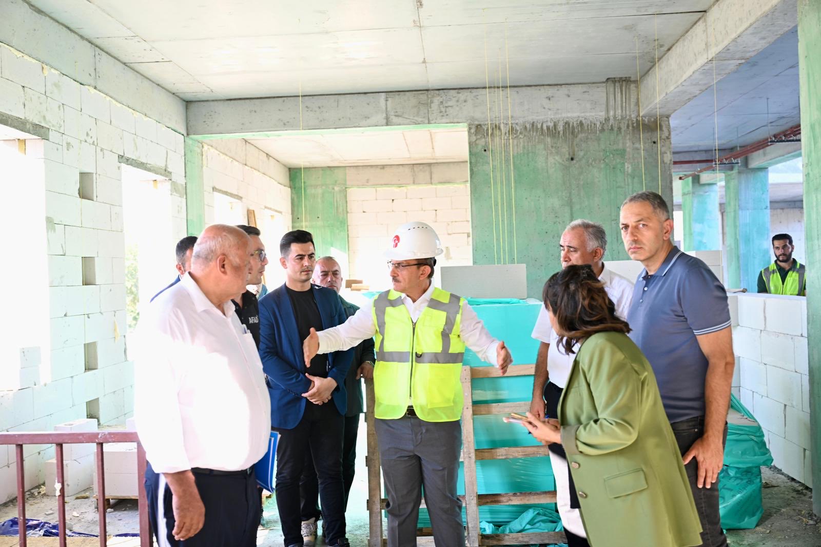 Vali Seddar Yavuz, deprem sonrası valilik binasını inceledi.