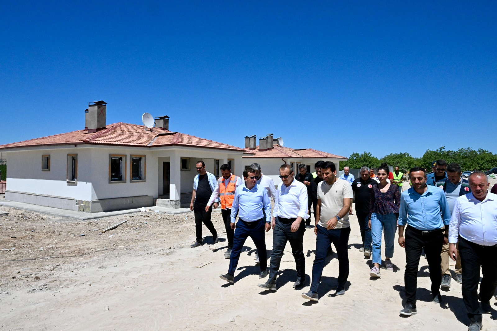 Vali Seddar Yavuz, Deprem Sonrası Yapımı Devam Eden Konutları İnceledi