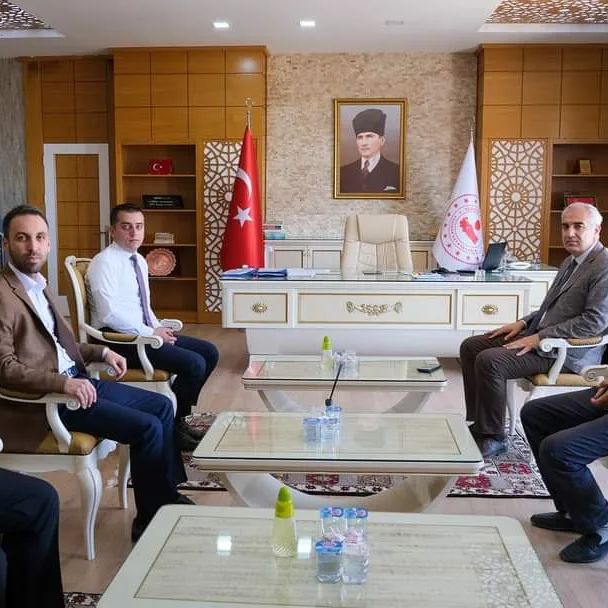 Osman Akar ve Beraberindekilerden Yazıhan Kaymakamına Ziyaret
