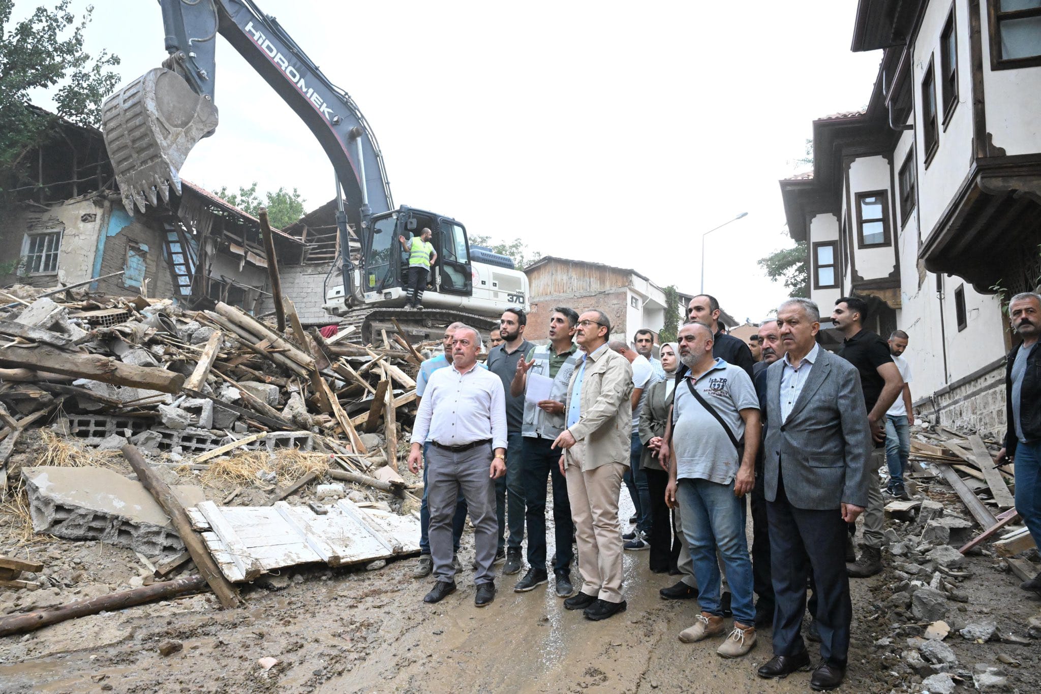 Vali Seddar Yavuz, Deprem Sonrası Yıkılması Gereken Yapıları İnceledi