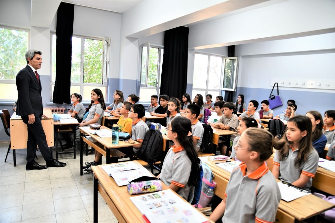 Malatya İl Milli Eğitim Müdürü Behçet Bakır, Cahide Nebioğlu Ortaokulu'nu ziyaret etti