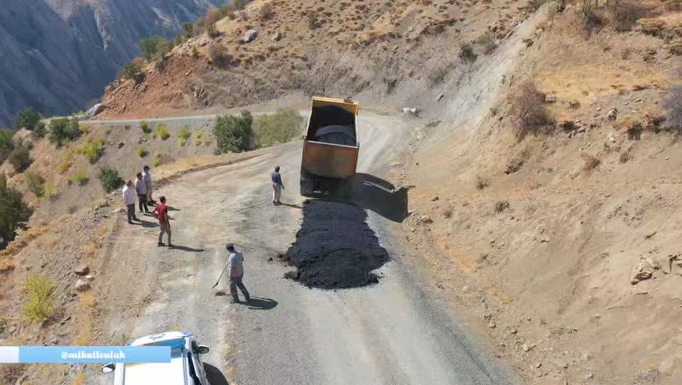 Büyükşehir Belediyesi, Pütürge ilçesinde asfalt çalışması gerçekleştirdi
