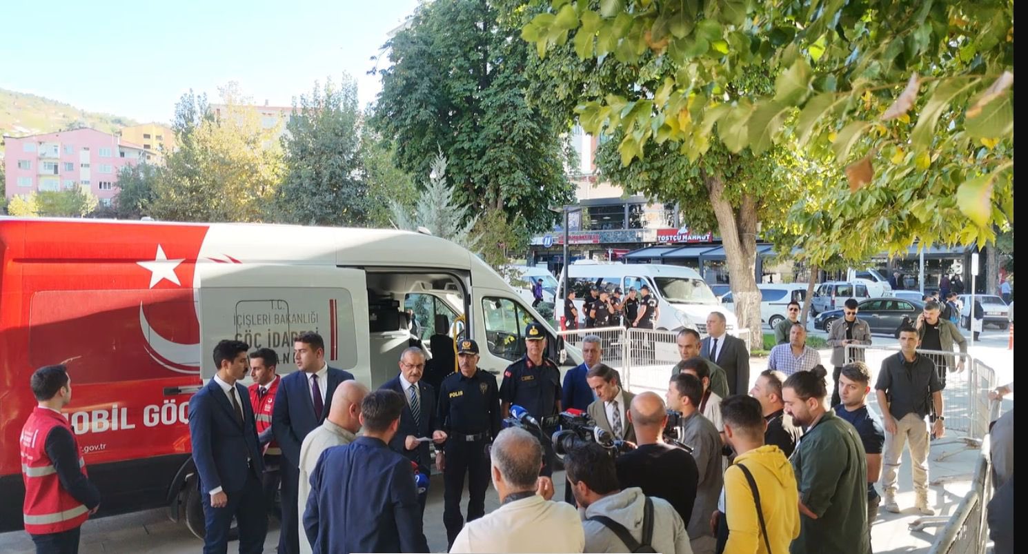 Vali Seddar Yavuz, Mobil Göç Noktası ve Geri Gönderme Merkezi'ni Ziyaret Etti