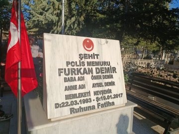 İl Müdürü Mahmut Selçuk, Şehit Polis Memuru Furkan Demir'in Kabrini Ziyaret Etti