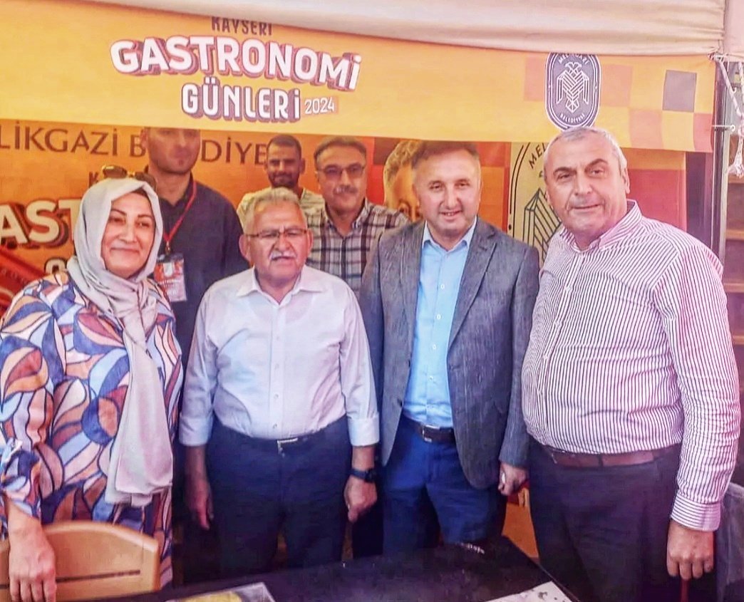 Kayseri İl Millî Eğitim Müdürü Coşkun Esen, Kayseri Gastronomi Günleri etkinliğinde glutensiz standını ziyaret etti