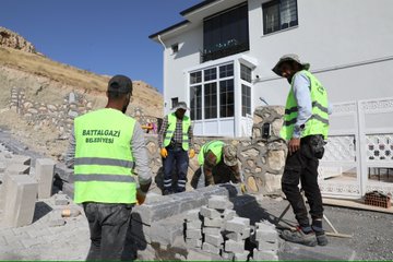 Malatya Battalgazi Belediyesi, Yıldıztepe Mahallesi'nde Kilit Taşı İmalatı Yapıyor