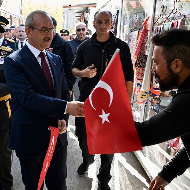 Malatya Valisi Seddar Yavuz, Cumhuriyet Bayramı'nda Şehirdeki Esnaf ve Vatandaşları Ziyaret Etti