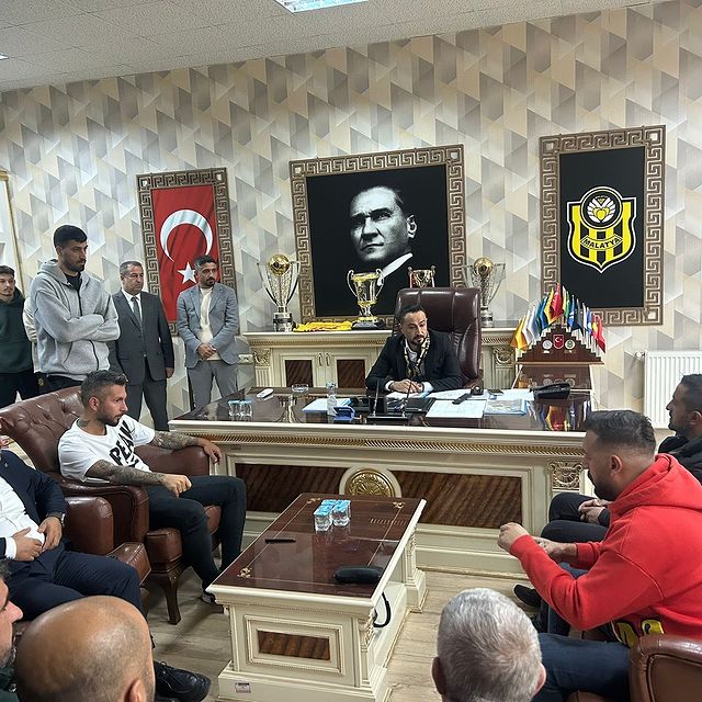 Yeni Malatyaspor Kulübü, Derebeyleri Taraftarlar Derneği Başkanı Serdar Kaplan ve Taraftar Grubu Başkanı Şahin Altunok'a Hayırlı Olsun Ziyareti