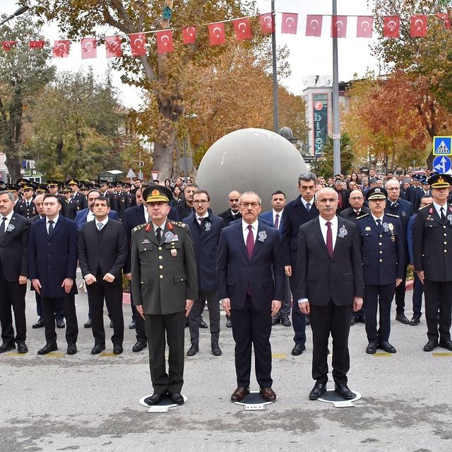 Vali Seddar Yavuz ve İl Protokolü Ulu Önder Mustafa Kemal Atatürk'ü Anma Etkinliğinde Bir Araya Geldi