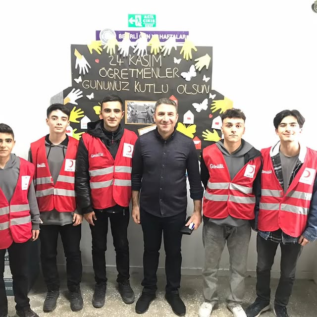 Cunhuriyet Anadolu Lisesi Öğrencilerinden Öğretmenlere Anlamlı Kutlama
