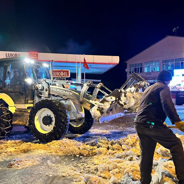 Gece Mesaisi: Kar Temizleme Çalışmaları Devam Ediyor